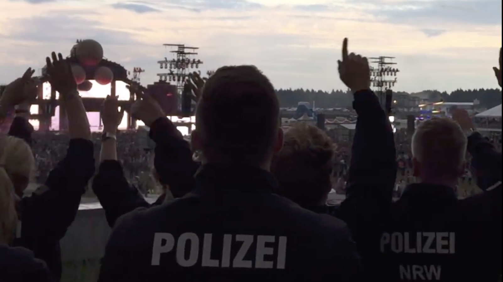 Party-Polizei beim Parookaville, Screenshot: RP ONLINE